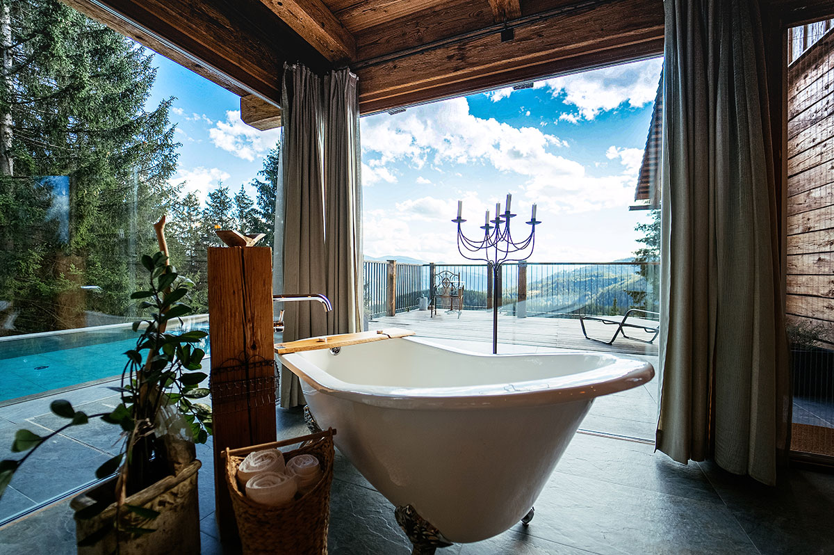 Freestanding bath - face to face with the majestic Zirbitzkogel